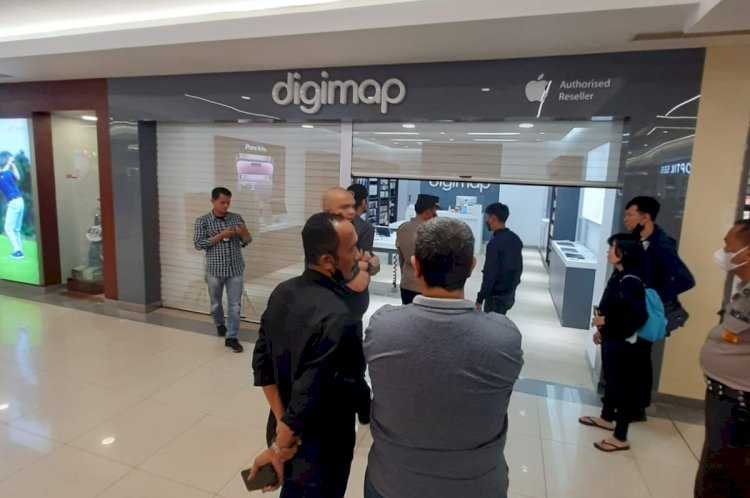 Unit Inafis Polresta Palembang lakukan Olah Tempat Kejadian Perkara di Toko Ponsel Digimap Palembang, Senin (19/12). Dok. Unit Inafis Polresta Palembang