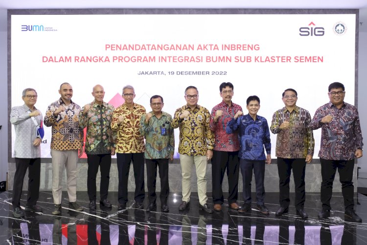 Penandatanganan akta inbreng saham PT Semen Baturaja. (ist/rmolsumsel.id)