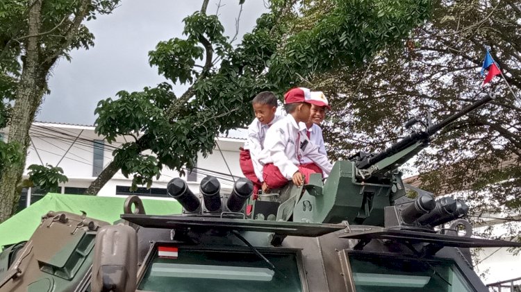 Anak-anak dari sekolah dasar di Muara Enim mencoba naiki kendaraan tempur TNI AD dalam pameran Alutista/ist