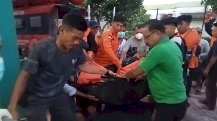 Korban saat dievakuasi setelah berhasil ditemukan di Sungai Musi. (ist). 