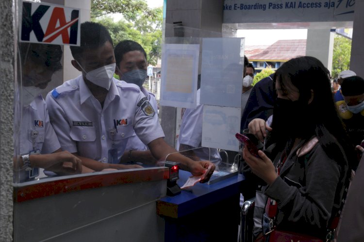 Sejumlah penumpang kereta api di Palembang saat melakukan boarding pass di loket Stasiun Kertapati. (ist/rmolsumsel.id)