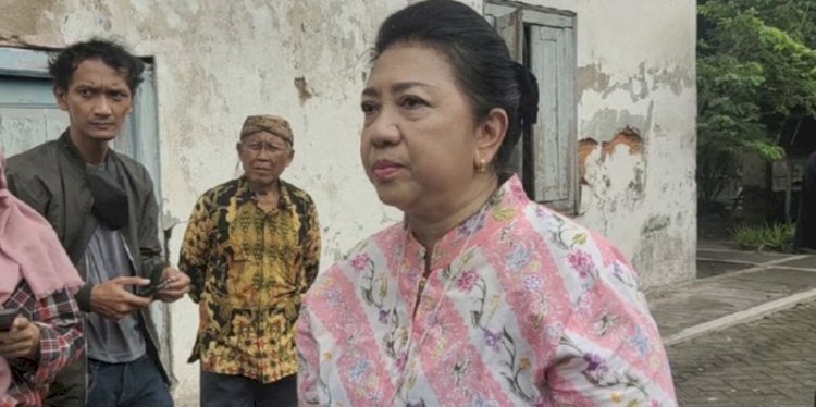 Putri PB XII, GKR Wandansari, mengajak sejumlah awak media untuk melihat langsung kondisi Keraton Surakarta yang memprihatinkan/RMOLJateng