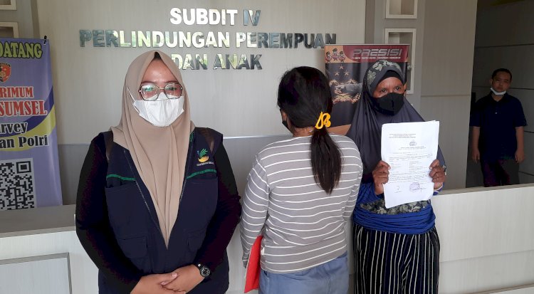 Korban didampingi Tenaga Kesejahteraan Sosial Kecamatan (TKSK) dari Kecamatan Ilir Timur I, ibu korban mendatangi Subdit IV Renakta Ditreskrimum Polda Sumsel/ist