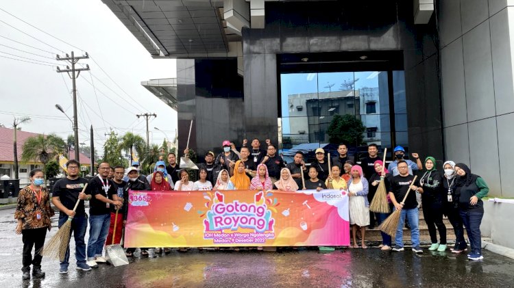 WARGA sekitar Kantor IOH Perintis Kemerdekaan Medan, foto bersama usai melakukan gotong royong dan membangun kreasi gapura/ist
