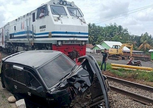 Satu unit mobil Kijang LX No Pol BG 1340 EA  mengalami ringsek parah usai ditabrak kereta tanpa palang pengaman di di Kelurahan Pasar Lama Kecamatan Lahat, Sumatera Selatan Selasa (20/12). (ist/RmolSumsel.id)