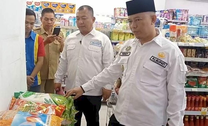  Penjabat Bupati OKU, H Teddy Meilwansyah, melakukan pemantauan ke sejumlah pasar tradisional dan mini market yang ada di wilayahnya/ist