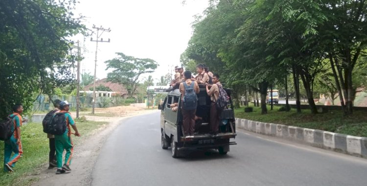 Pemandangan menghawatirkan, tampak para pelajar bergelantung dan duduk di atas atap Angdes/Noviansyah.