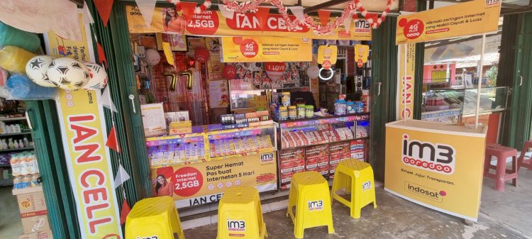 Konter yang dibranding Indosat di kawasan Sako. Penjualan kartu perdana cukup tinggi. (eko prasetyo/rmolsumsel.id)