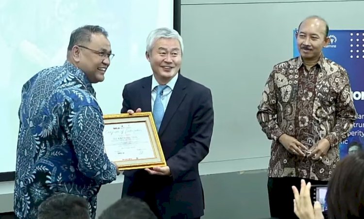 CEO RMOL Network Teguh Santosa memberikan cindera mata kepada Duta Besar Republik Korea untuk ASEAN Kwon Hee-seog/RMOL