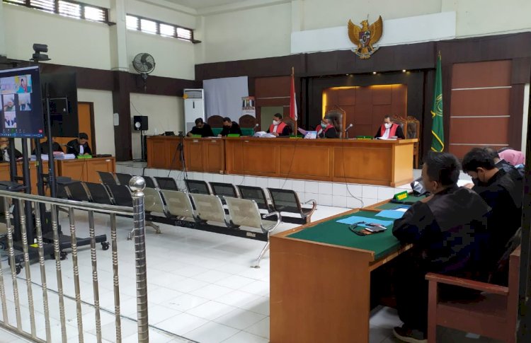 Sidang perdana dengan agenda pembacaan dakwaan terhadap tiga perangkat desa Darmo, Kabupaten Muara Enim/ist