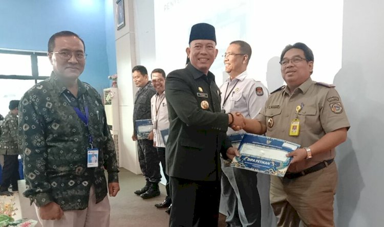 Pj Bupati OKU, H Teddy Meilwansyah saat menyerahkan DIPA ke KPPN Baturaja/ist