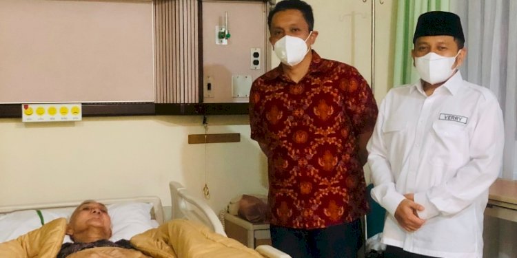 Diaz Hendropriyono dan Very Hendrawan menjenguk Wakil Presiden ke-6 Try Soetrisno dirawat di Rumah Sakit Pusat Angkatan Darat (RSPAD) Jakarta/Ist