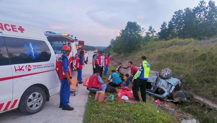 Evakuasi korban kecelakaan di Jalan Tol Ruas Terbanggi Besar - Pematang Panggang - Kayu Agung (Terpeka)/ist
