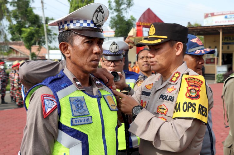 Kapolres Muba AKBP Siswandi menyematkan pita tanda Operasi Lilin 2022 di Mapolres Muba/ist.