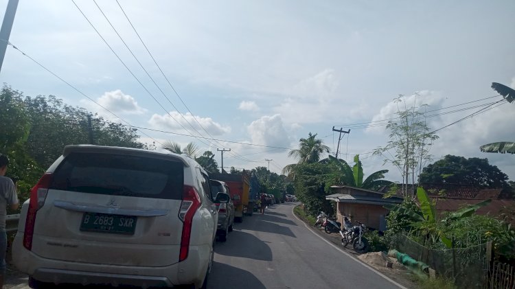  Tampak kemacetan mengular di salah satu perlintasan kereta Api kecamatan Belimbing, Muara Enim/Noviansyah.