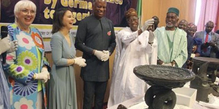 Menteri Luar Negeri Jerman Annalena Baerbock pada Rabu 21 Desember 2022 mengunjungi Abuja, Nigeria, untuk menyerahkan koleksi lebih dari 20 benda yang dicuri oleh pasukan kolonial Inggris seabad yang lalu/Net