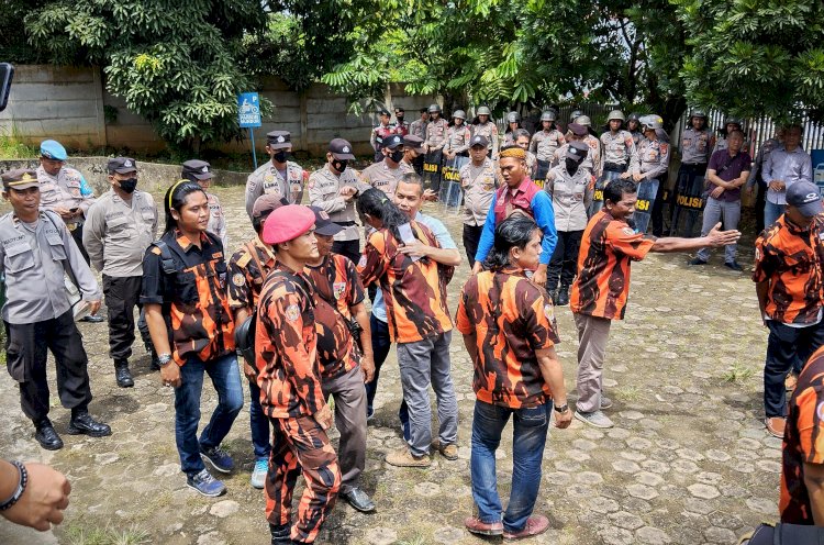 Organisasi Masyarakat (Ormas) Pemuda Pancasila (PP) Kabupaten Penukal Abab Lematang Ilir (PALI) mendatangi Kantor Unit Layanan Pelanggan (ULP) Pt. PLN Pendopo bilangan KM 3 Jalan Merdeka Kelurahan Talang Ubi Selatan Kecamatan Talang Ubi, terkait adanya pemadaman listrik secara mendadak selama tiga hari berturut-turut, Kamis (22/12).(Eko Jurianto/RmolSumsel.id)