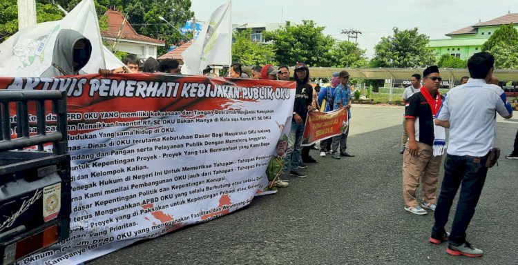 Puluhan massa yang mengatasnamakan Aktivis Pemerhati Kebijakan Publik di Kabupaten OKU mendatangi Kantor DPRD OKU/ist