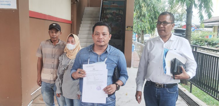 Didampingi kuasa hukumnya (kedua kanan), Fadila (kedua kiri) laporkan perbuatan DR ke SPKT Polresta Palembang, Rabu (21/12/2022). (hukAdam Rachman/Rmolsumsel.id)