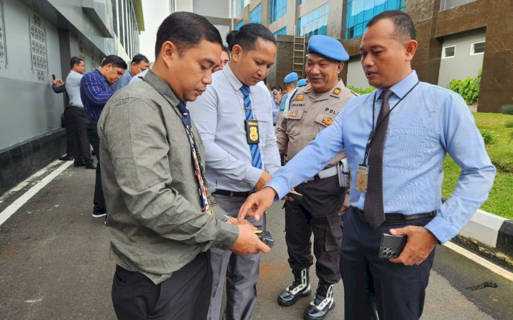 Puluhan personel Subdit I Tipid Indagsi Ditreskrimsus Polda Sumatera Selatan (Sumsel) diperiksa terkait pemakaian senpi inventaris/ist