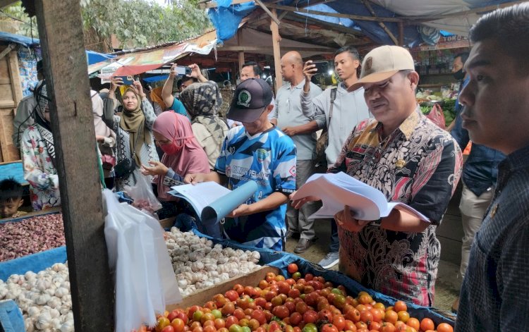 Kepala Dinas Perdagangan dan Perindustrian OKU Timur, Amin Zein sidak ke pasar tradisional OKU Timur/ist