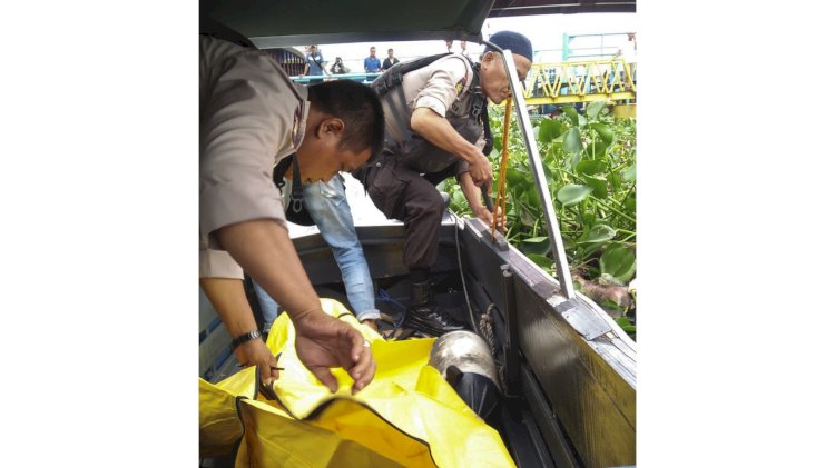 Petugas Sat Polairud mengevakuasi jenazah laki-laki tanpa identitas yang ditemukan warga, Jumat (23/12). (dokumen /Sat Polairud Polrestabes Palembang)