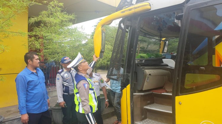 Satlantas Polres Muba dan Dishub Muba melakukan pemeriksaan kelayakan kendaraan bus dan minibus di Jalintim Sungai Lilin/ist.