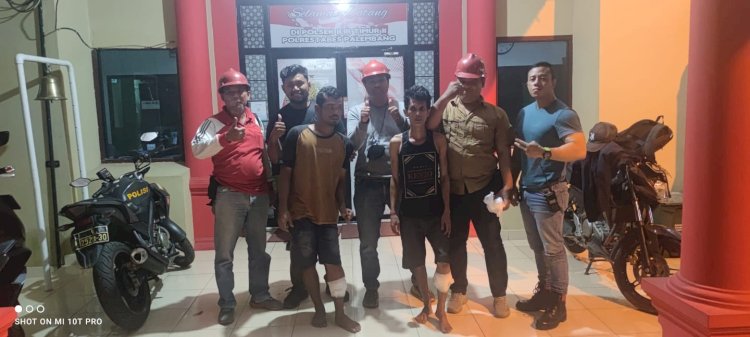 Dua pelaku bobol minimarket saat berada di Polsek Ilir Timur II Palembang. (ist/RmolSumsel.id)