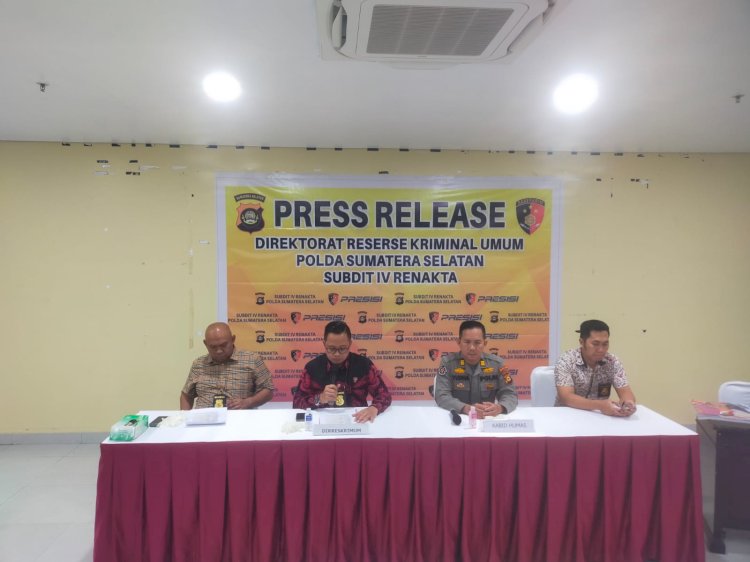 Direktur Ditreskrimum Polda Sumsel, Kombes Pol M Anwar Reksowidjono memberikan keterangan terkaig penangkapan pelaku penyetubuhan terhadap anak tiri di Palembang/ist.