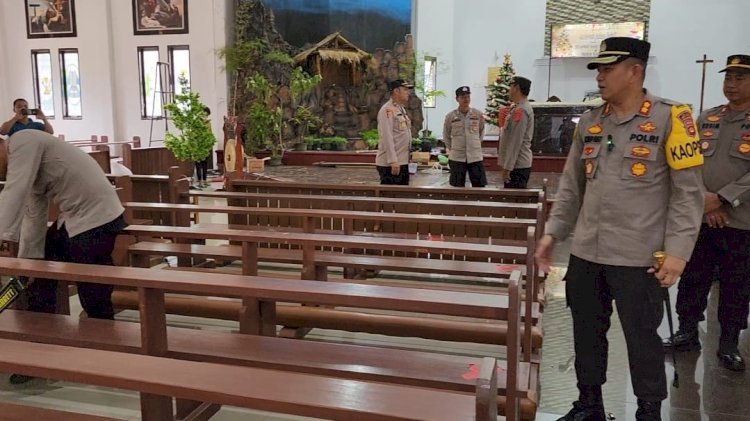 Kapolres Musi Rawas, AKBP Achmad Gusti Hartono melakukan pengecekan dan sterilisasi gereja/ist