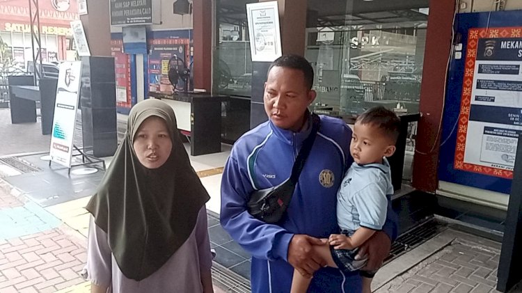 Alfino bocah laki-laki berusia 3,5 tahun dijemput orangtuanya di Polrestabes Palembang usai hilang saat ikut kondangan. (Sabtu 24/12).(AdamRachman/Rmolsumsel.id)