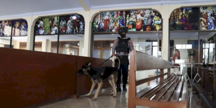 Polres Pemalang sterilisasi gereja menggunakan anjing pelacak jelang Misa Natal (RMOLJateng).