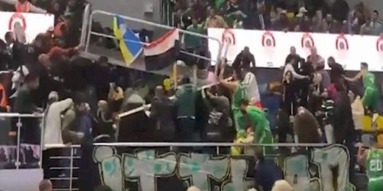 Tribun di stadion Mesir rubuh dan menimpa puluhan penonton dalam ajang pertandingan bola basket Kairo melawan Alexandria di Piala Super pada Sabtu (24/12)/APA News