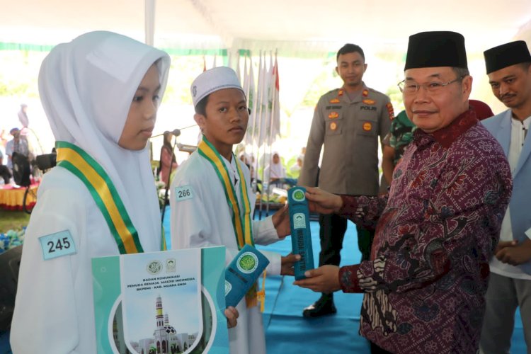 Asisten Pemerintahan & Kesra Kabupaten Muara Enim, Emran Tabrani saat mewisuda 400 santri dan santriwati pada acara Khataman Daerah atau Wisuda Santri Taman Pendidikan Al-Quran (TPA) XXV dari Lembaga Pembinaan Pengembangan Taman Kanak-Kanak Al-Quran (LPPTKA) Badan Komunikasi Pemuda Remaja Masjid Indonesia (BKPRMI) se-Gelumbang Raya. (Noviansyah/RmolSumsel.id)