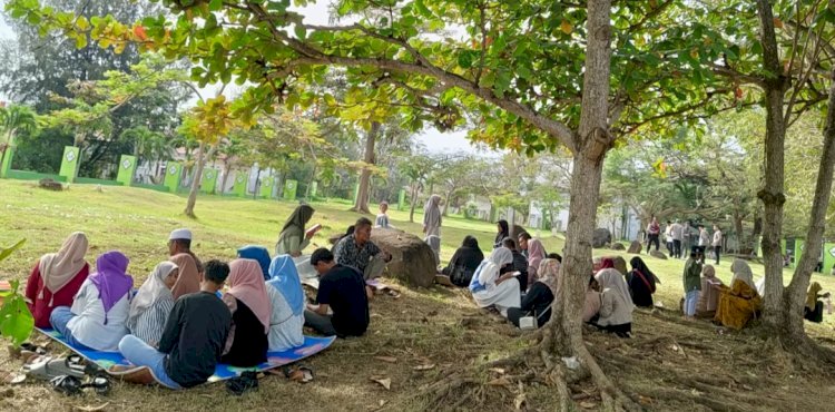 Sejumlah warga sedang berdoa di kuburan massal Ulee Lheue. Foto: Merza/RMOLAceh.