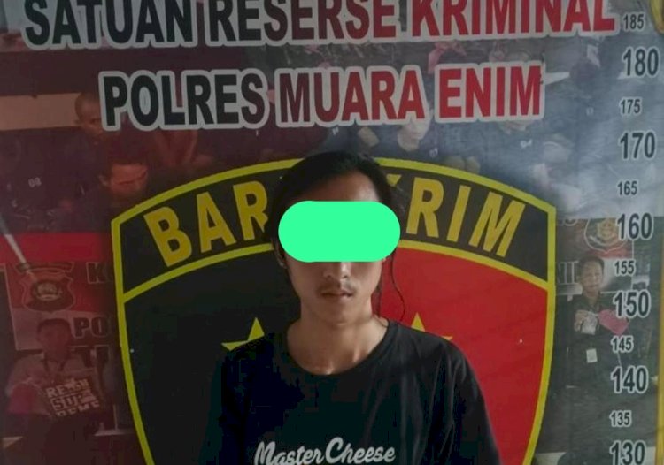 Pelaku saat diamankan pihak kepolisian. (Ist/Rmolsumsel.id). 