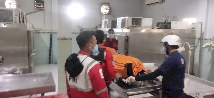 Jenazah Mr X yang ditemukan di Sungai Sedapat Banyuasun saat dievakuasi di RS Bhayangkara Palembang/ist.
