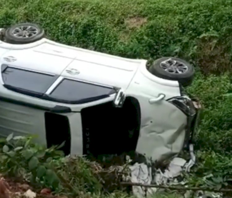 Satu unit Mobil Terios yang diduga mengalami kecelakaan tunggal di Jalan Soekarno Hatta Palembang, Selasa (27/12/2022)/repro.