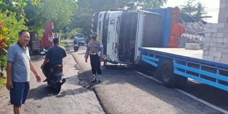 Truk bermuatan hebel terguling akibat mengikuti petunjuk google maps/RMOLJatim