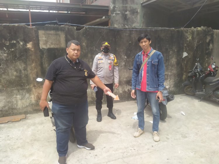 Petugas piket SPKT Polresta Palembang lakukan olah TKP di Jalan DI Panjaitan, Kelurahan Tangga Takat Kecamatan SU II, Rabu (28/12/2022). (Dok. Satreskrim Polresta Palembang)
