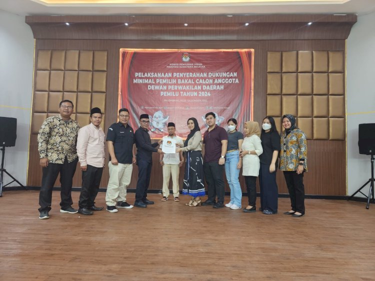 Yetti Oktarina menyerahkan berkas dukungan minimal pemilih bakal calon anggota DPD RI ke KPU Sumsel/ist.