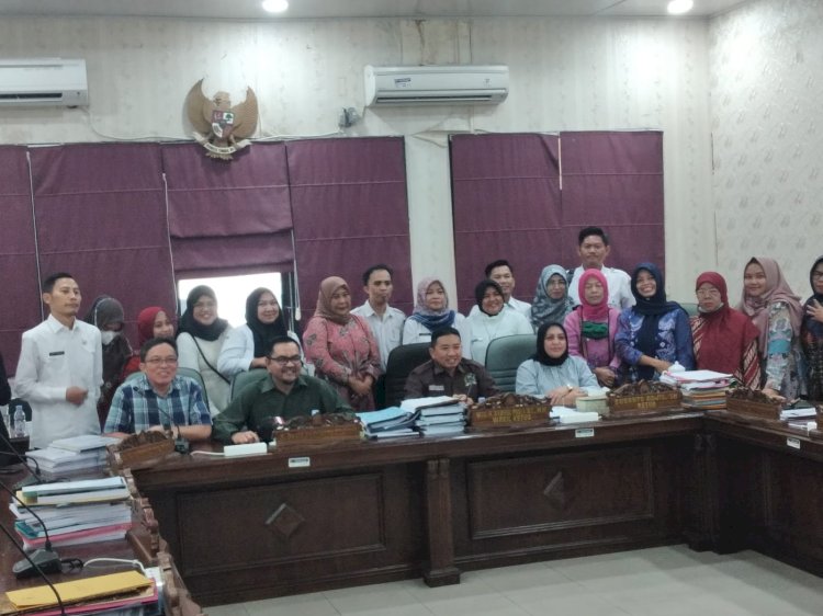 Pertemuan Anggota Komisi V DPRD Sumsel bersama perwakilan Persatuan Pegawai Pemerintah Dengan Perjanjian Kerja  Republik Indonesia (PPPKRI) dan Forum Guru Prioritas Pertama Negeri dan Swasta (FGPPNS). (ist/rmolsumsel.id)