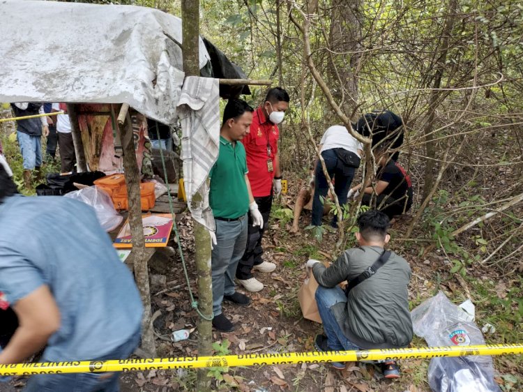 Jenazah Robi Oktavian (21) mahasiswa Palembang yang ditemukan tewas dengan kondisi mengalami 58 luka tusuk di kebun karet  wilayah Desa Raja Barat, Kecamatan Tanah Abang, Kabupaten PALI, Sumatera Selatan, Rabu (28/12). (dok. Polres PALI)