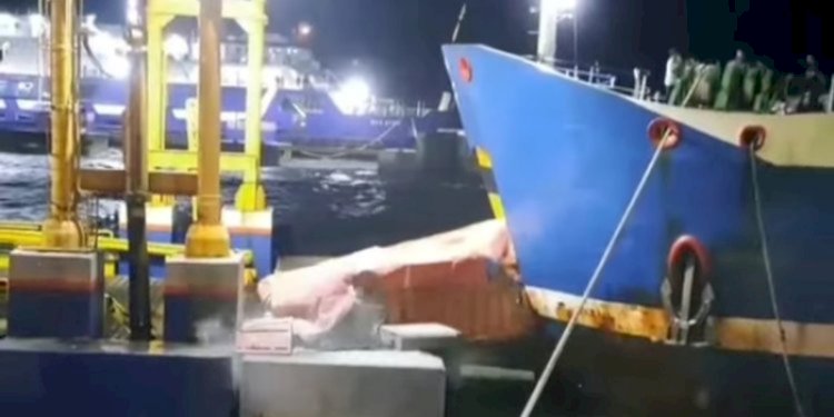 Truk jatuh di Dermaga V Pelabuhan Merak/Net