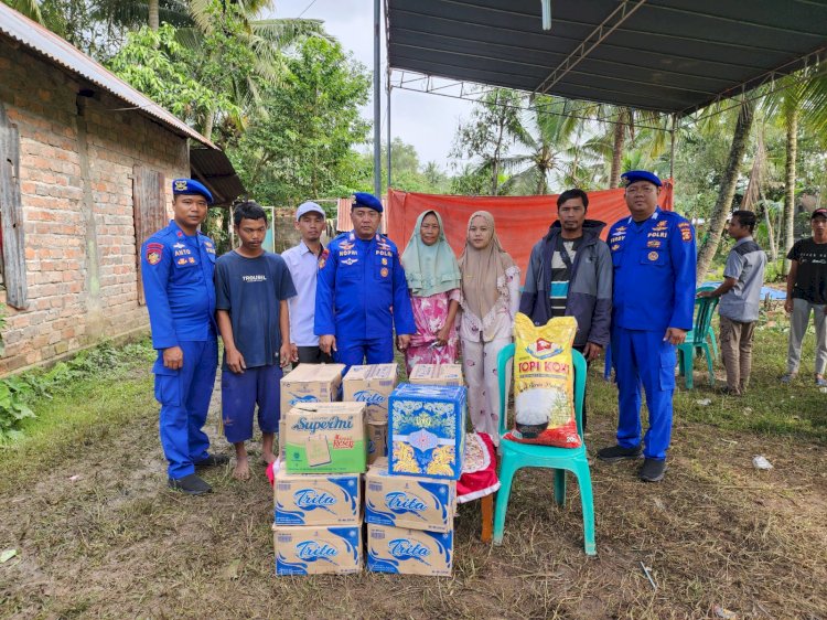Kapos Pangkalan Muara Kumbang Bripka Nopri didampingi Kades Pulau Borang Adi Tiawarman menyerahkan bantuan sembako dan uang duka kepada keluarga Lasiman (48) yang meninggal dalam kecelakaan air di perairan Borang, Kabupaten Banyuasin pada Selasa (27/12).(Dok. Polda Sumsel).