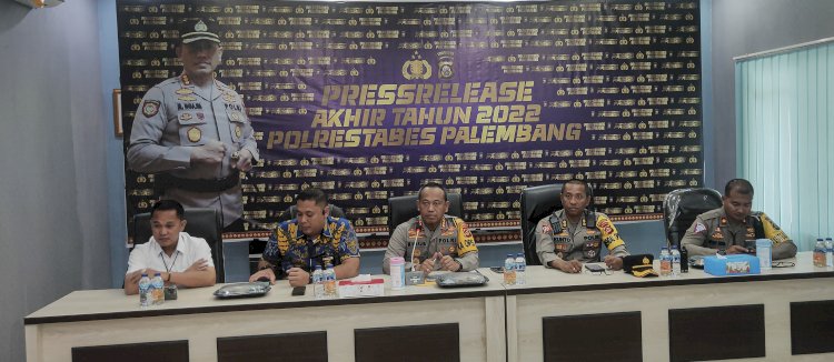 Kapolresta Palembang, Kombes Pol Mokhamad Ngajib (tengah) sampaikan Analisa dan Evaluasi Polresta Palembang selama Tahun 2022. (AdamRachman/Rmolsumsel.id). 