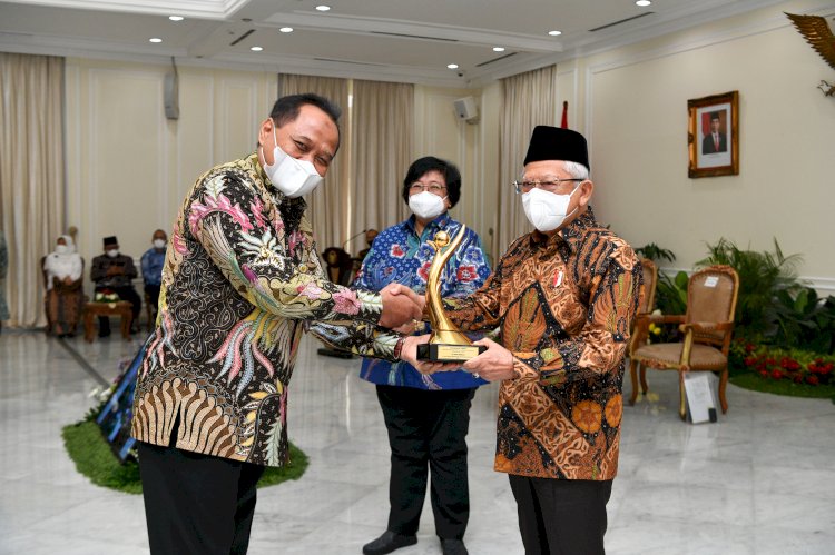 Wakil Presiden RI, KH M'ruf Amin saat memberikan penghargaan Anugerah Proper Emas 2022 kepada Dirut PT Pusri , Tri Wahyudi Saleh. (ist/rmolsumsel.id)