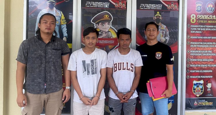 Kedua pelaku diamankan di Polsek Muara Rupit.(foto Istimewa)