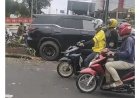 Diduga Sopir Mengantuk, Fortuner Hantam Marka Jalan di Palembang