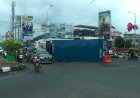 Mobil Fuso Pengangkut Peti Kemas Terguling di Tengah Simpang Patal Palembang Bikin Macet, Ini Penyebabnya